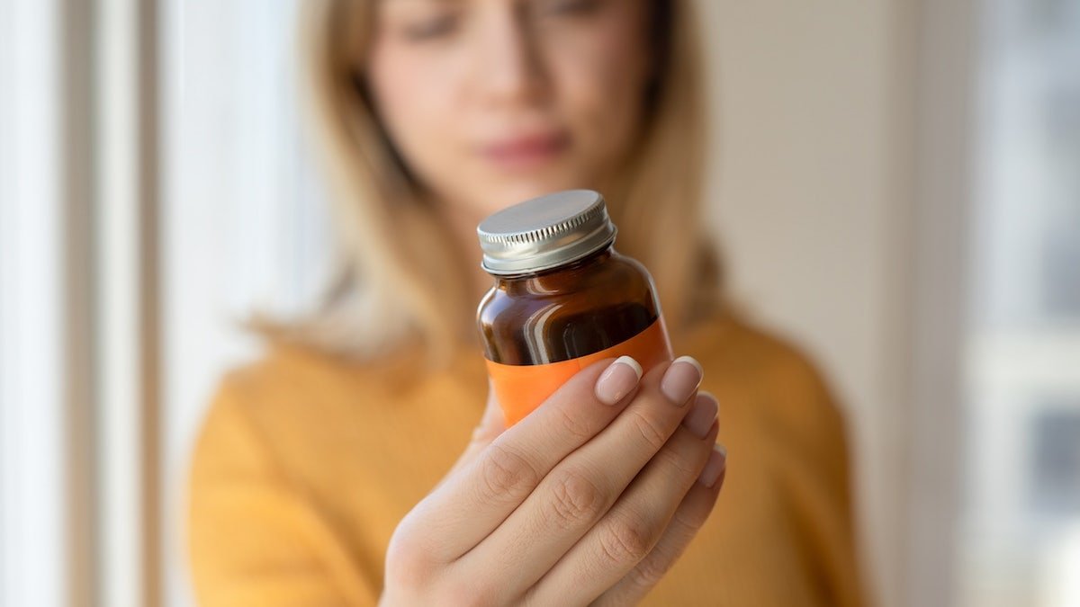 Um estudo JAMA descobriu que os americanos agora tomam mais suplementos dietéticos do que multivitaminas