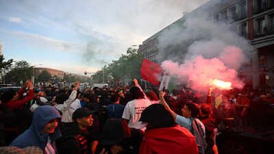 Assista: Torcedores marroquinos entram em confronto com a polícia holandesa em Haia depois que Marrocos elimina a Holanda da Copa do Mundo | Notícias de futebol