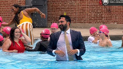Terno, gravata e um toque especial: o prefeito de Nova York, Zohran Mamdani, revive a tradição da piscina em traje formal completo – Vídeo