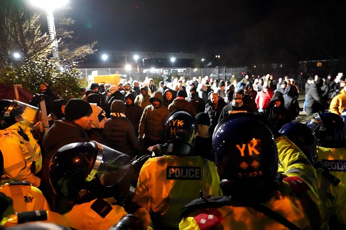 Hooligans do futebol queimam policiais, ferem cavalos e cães na ‘pior violência’