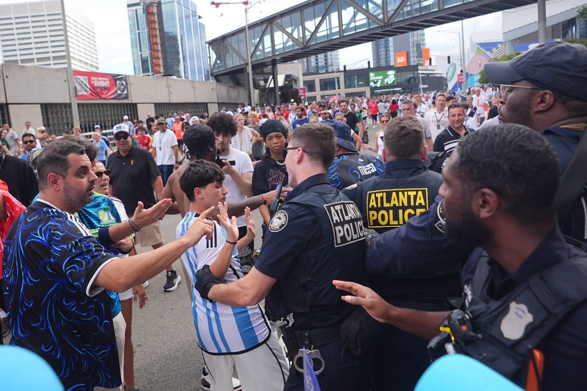 Torcedores da Inglaterra e da Argentina são presos após ‘briga’ fora do estádio de Atlanta