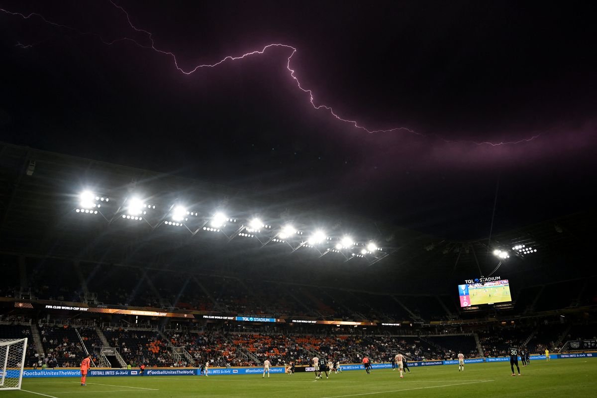 Inglaterra e Noruega enfrentam atrasos devido à previsão de tempestades para as quartas de final em Miami
