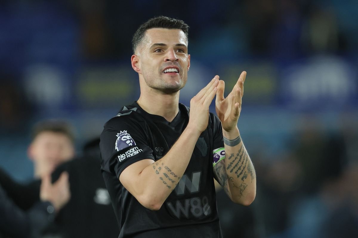 Xabi Alonso e Granit Xhaka tomaram a decisão de transferência depois de rejeitar uma oferta de £ 8 milhões do Chelsea