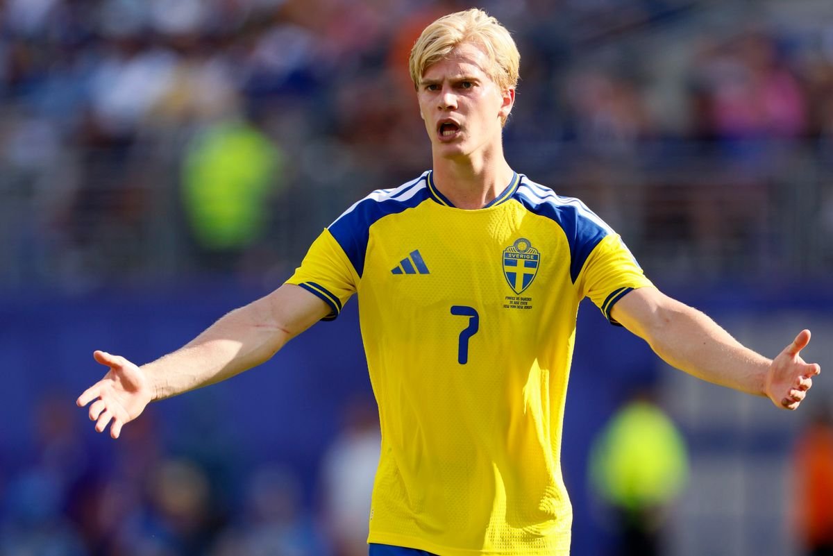 A estrela holandesa disse a Lucas Bergwall para permanecer no Tottenham em meio a negociações de transferência para o Liverpool.