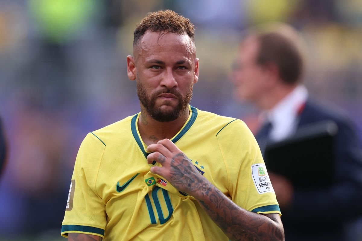 Ícone brasileiro Neymar pode se aposentar poucos dias antes da Copa do Mundo após sofrer ataque cardíaco