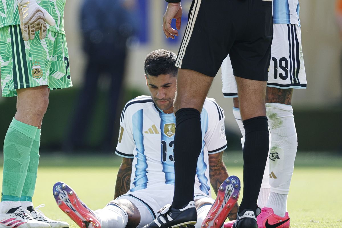 Christian Romero, astro do Tottenham, aperta a mão de Trump após a final da Copa do Mundo