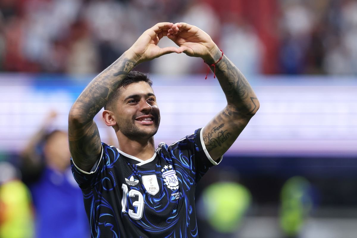 Roberto De Serbi diz que Christian Romero pode tomar uma decisão surpresa em meio às negociações de transferência do Tottenham