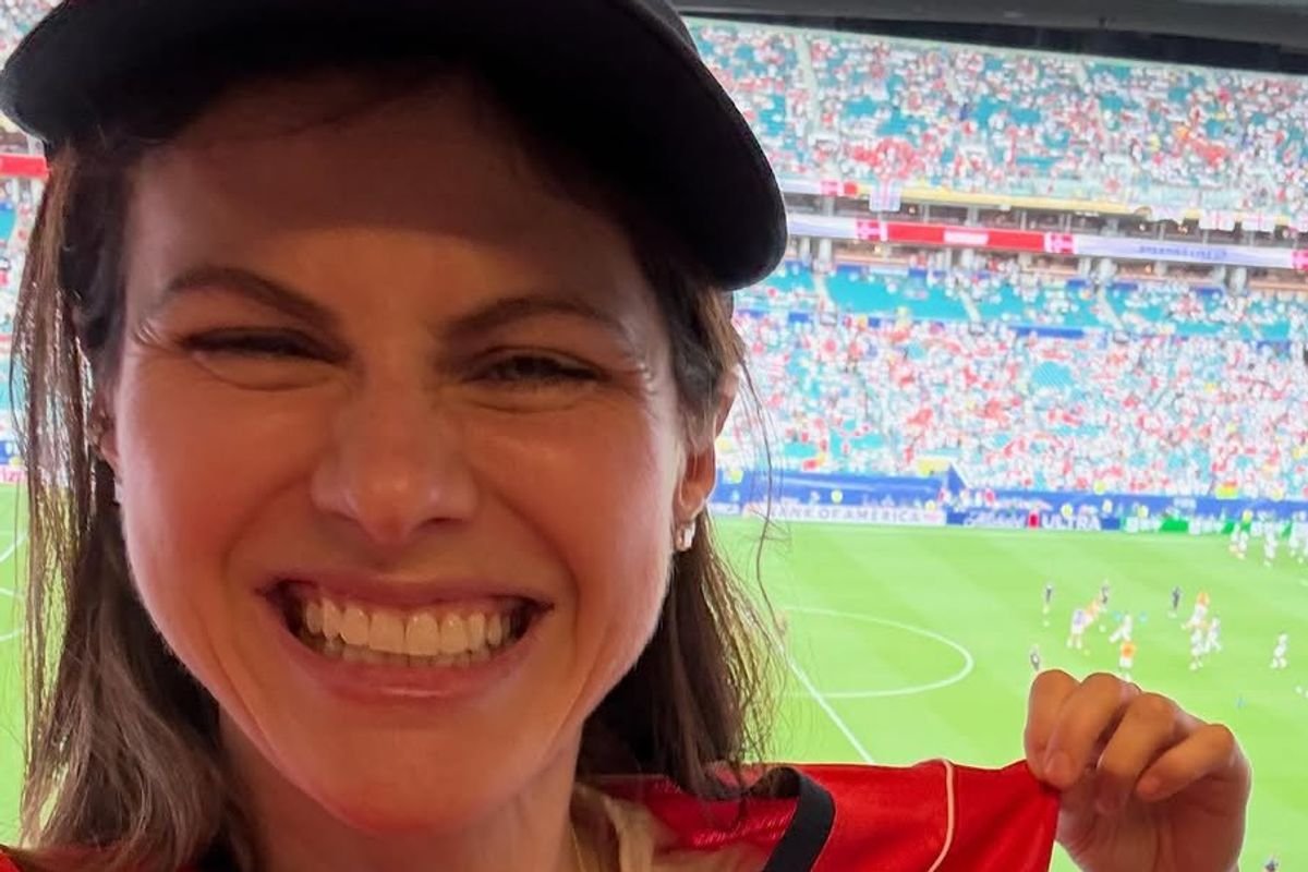 Alexandra Daddario cai de queixo na camisa da Inglaterra e é ‘expulsa’ do jogo contra a Noruega