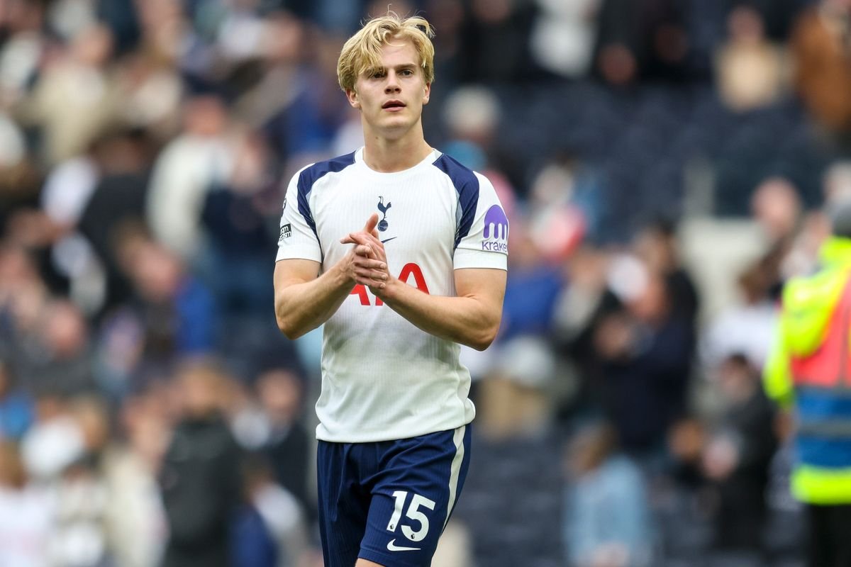 Luka Modric aponta para Lukas Bergwall fazendo oferta de transferência para o Tottenham