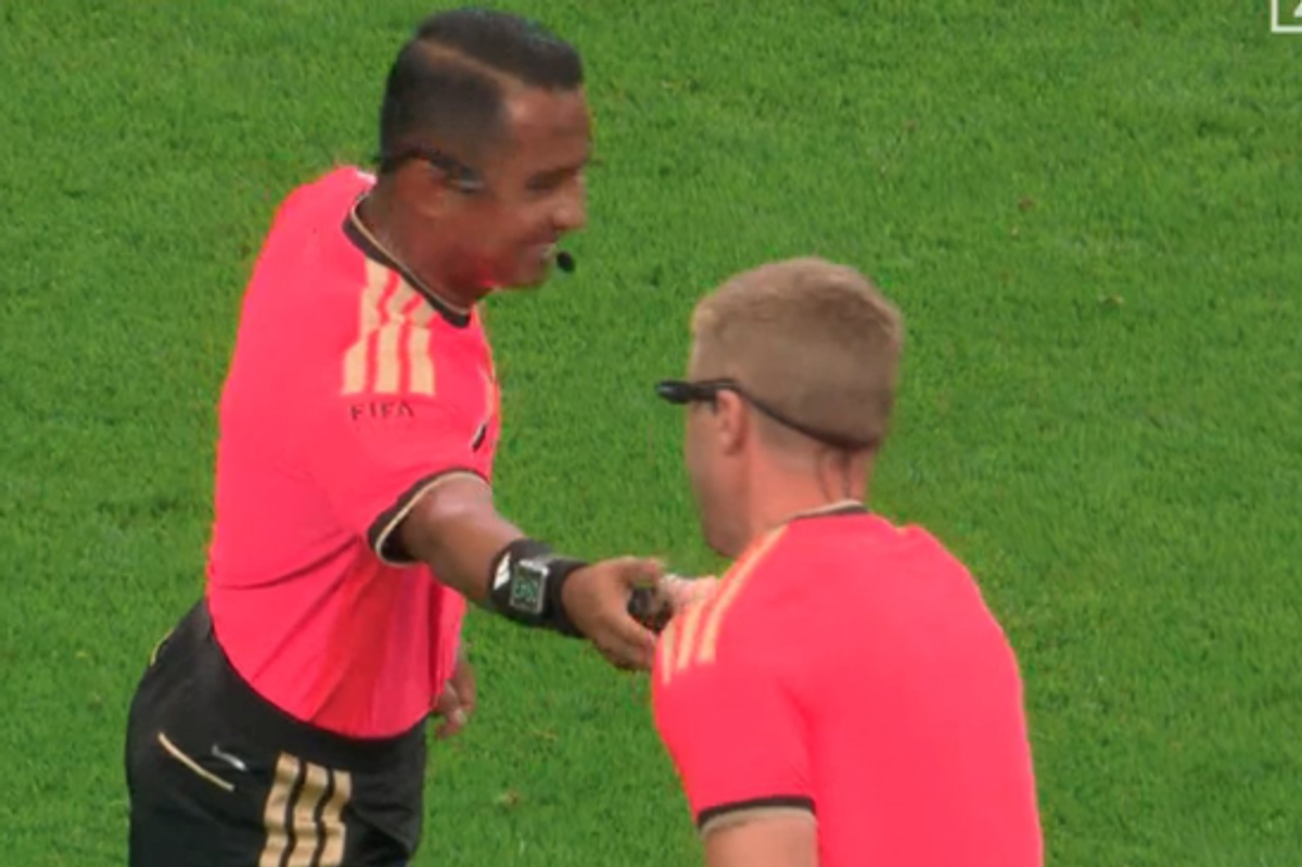 Árbitros da Copa do Mundo enfrentam acidente cômico com a interrupção da semifinal entre França e Espanha