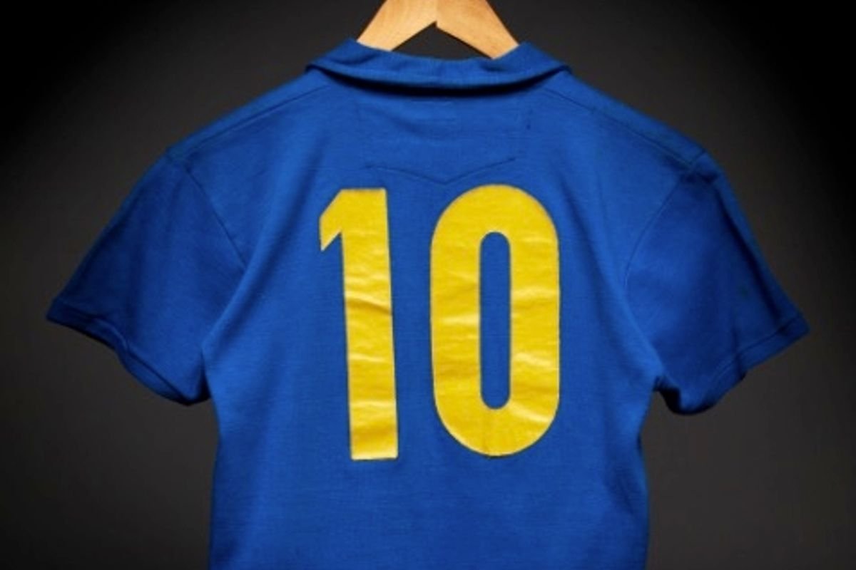 A famosa camisa 10 de Pelé se tornou a segunda camisa mais cara de todos os tempos e foi vendida por £ 3,6 milhões