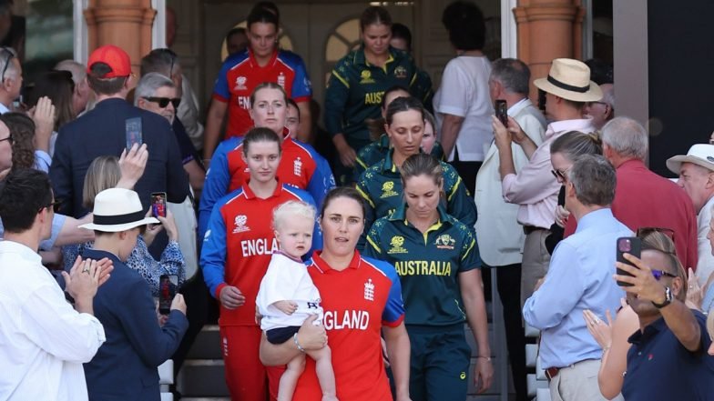 Nat Sciver-Brunt, antes da final da Copa do Mundo ENG da Copa do Mundo de 2026 e da Copa do Mundo Feminina T20 da AUS ICC, carregando o filho Theodore com uma arma enquanto tocava o hino nacional