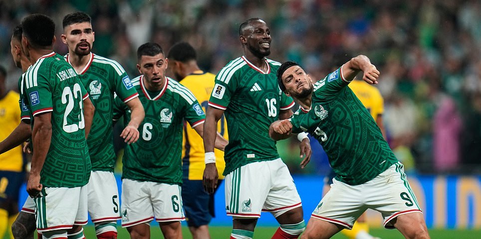 México x Equador – oitavas de final da Copa do Mundo AO VIVO: Os co-anfitriões encerram sua espera de 40 anos por uma vitória por nocaute e avançam para as oitavas de final… depois que o chute impressionante de Raul Jimenez selou a vitória na Cidade do México