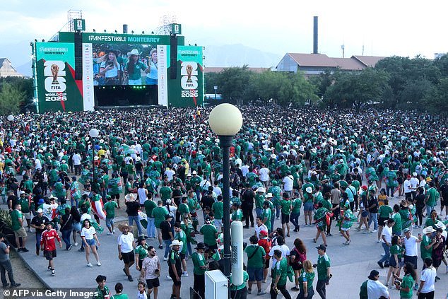 Polícia mexicana usa gás lacrimogêneo e spray de pimenta contra invasores em cena caótica de festa de torcedores da Copa do Mundo