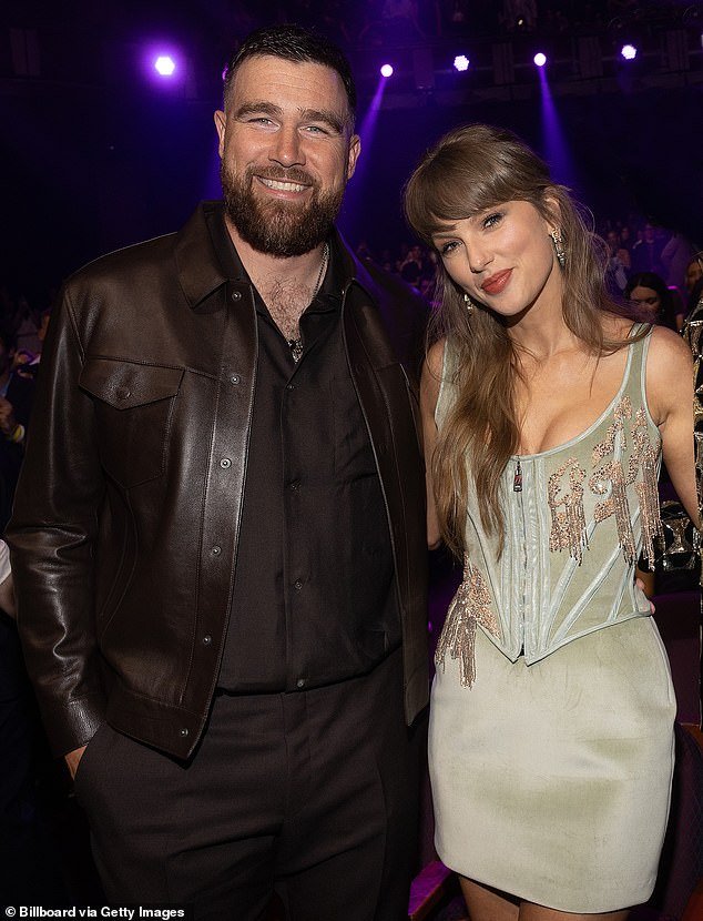 A celebração do casamento de Taylor e Travis acontece em um grande show enquanto o noivo promove seu podcast, as ‘damas de honra’ traem seus personagens e a noiva garante que tudo esteja diante das câmeras.