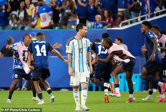 Casamento de Taylor Swift e Travis Kelce arruinado pelo heroísmo de Lionel Messi e Cabo Verde contra a Argentina, afirmam torcedores da Copa do Mundo: ‘Os visitantes se sentem péssimos’
