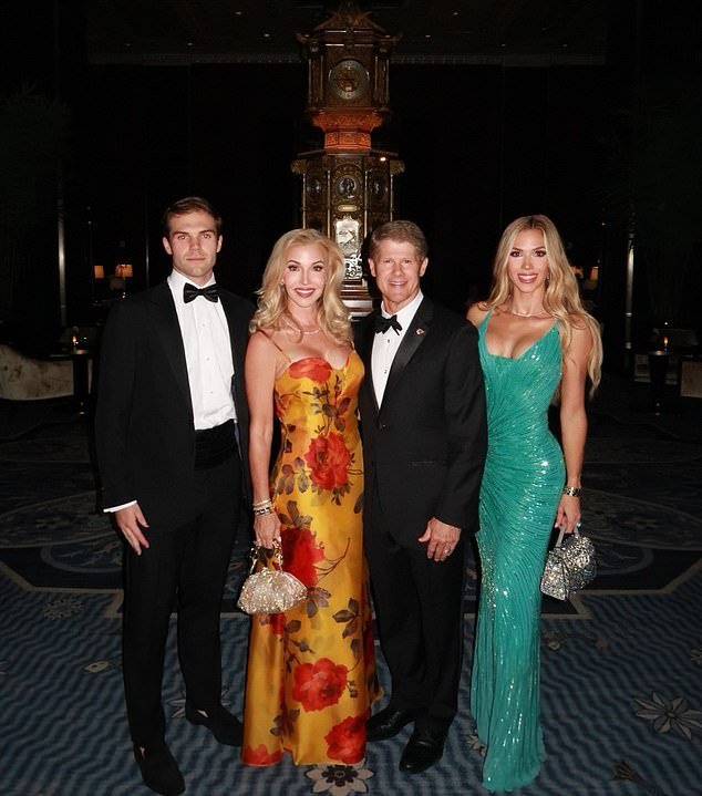 O proprietário do Chiefs, Clark Hunt, e sua família compartilham fotos impressionantes do casamento de Taylor Swift e Travis Kelce em Nova York