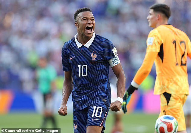 Um goleiro paraguaio lança a bola para Kylian Mbappe após um aperto de mão antes do jogador francês colidir com seus rivais em um confronto da Copa do Mundo.