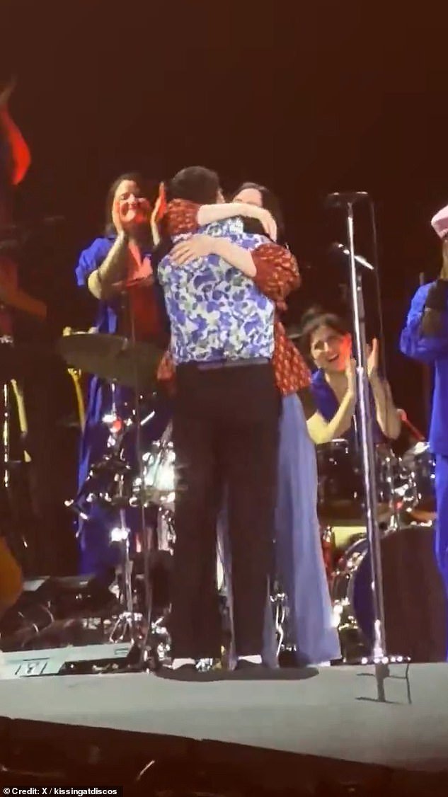 Harry Styles está à beira das lágrimas quando sua irmã Gemma se junta a ele no palco para uma emocionante homenagem durante o show final de sua residência recorde em Wembley.