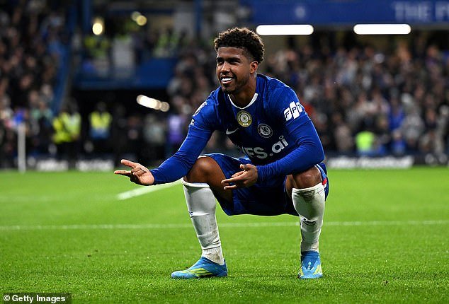 O Man United está de olho em uma jogada surpresa para a estrela do Chelsea, Andrey Santos, depois de derrotar o Tottenham na corrida por Mateus Fernandes por £ 85 milhões – já que o brasileiro se junta à lista de alvos do meio-campista central.