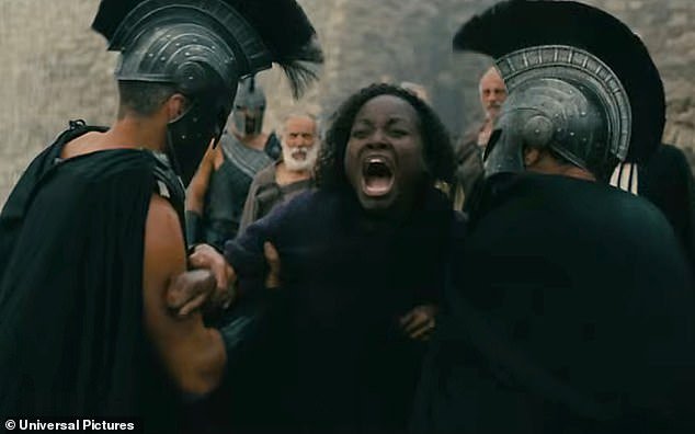 Elon Musk chama o historiador Tom Holland de ‘cuck’, porque acordou para ‘levantar o remo’ sobre a atriz negra Lupita Nyong’o, como Helena de Tróia em A Odisseia.