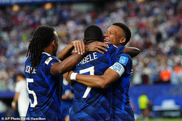 Por que esta seleção francesa é a equipe mais unida de todos os tempos: como a batalha do Paraguai os uniu, a escalação de arbitragem que alinhou os Les Bleus antes do Marrocos – e por que o capitão Kylian Mbappe tem um novo apelido