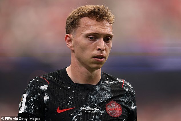 A estrela canadense da Copa do Mundo, Alistair Johnston, criticou uma companhia aérea por levá-lo para a cidade errada e perder sua mala em um acidente de avião após a derrota do Marrocos.