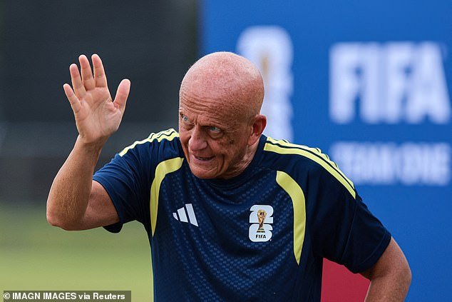 A FIFA criticou uma teoria da conspiração e insiste que os árbitros da Copa do Mundo NÃO estão preparando a partida para vencer Lionel Messi – já que surgiram novas imagens do furioso técnico egípcio esperando para enfrentar a Argentina por causa de uma partida “fraudada”.