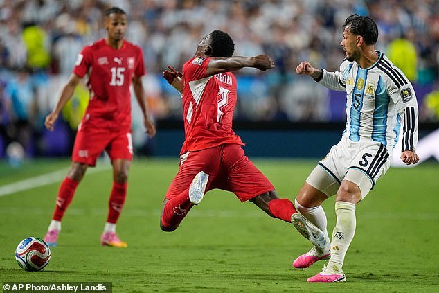 O suíço Brel Embolo começou a chorar depois de ser expulso por mergulho durante o confronto da Argentina na Copa do Mundo – o frustrado atacante se tornou o primeiro jogador a receber cartão vermelho sob a nova regra do VAR por engano de identidade.