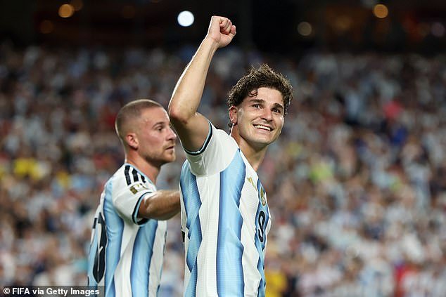 A Argentina preparou uma semifinal titânica da Copa do Mundo contra a Inglaterra com uma vitória na prorrogação sobre a Suíça, após o embaraçoso cartão vermelho de Brielle Mbolo.