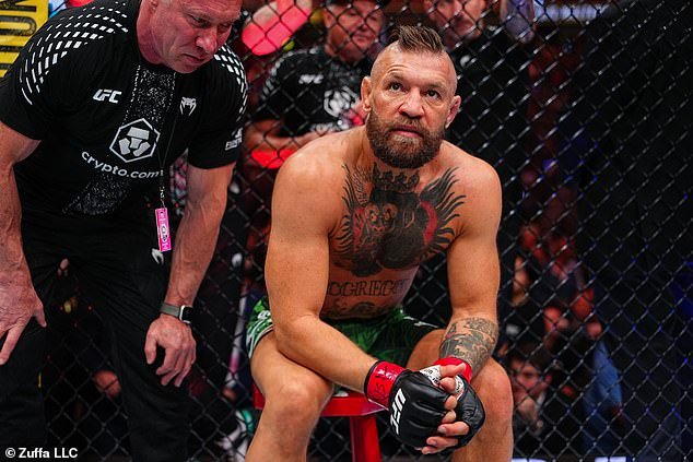 O retorno de Conor McGregor ao UFC termina em desastre quando o irlandês sofre uma lesão brutal apenas um minuto após sua luta no UFC 329 contra o inimigo Max Holloway.