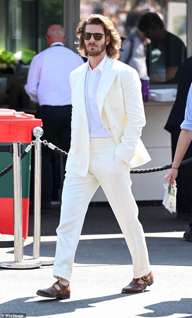 Andrew Garfield, um bárbaro de cabelos compridos que parecia “quase irreconhecível” em Wimbledon, é ofuscado pelo enorme chapéu de Jennifer Lopez.