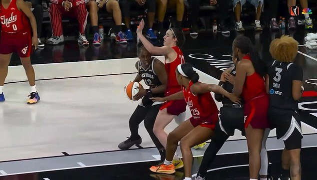 Caitlin Clark reage com dor após ‘ato odioso’ do rival da WNBA – que mais tarde escapou da punição
