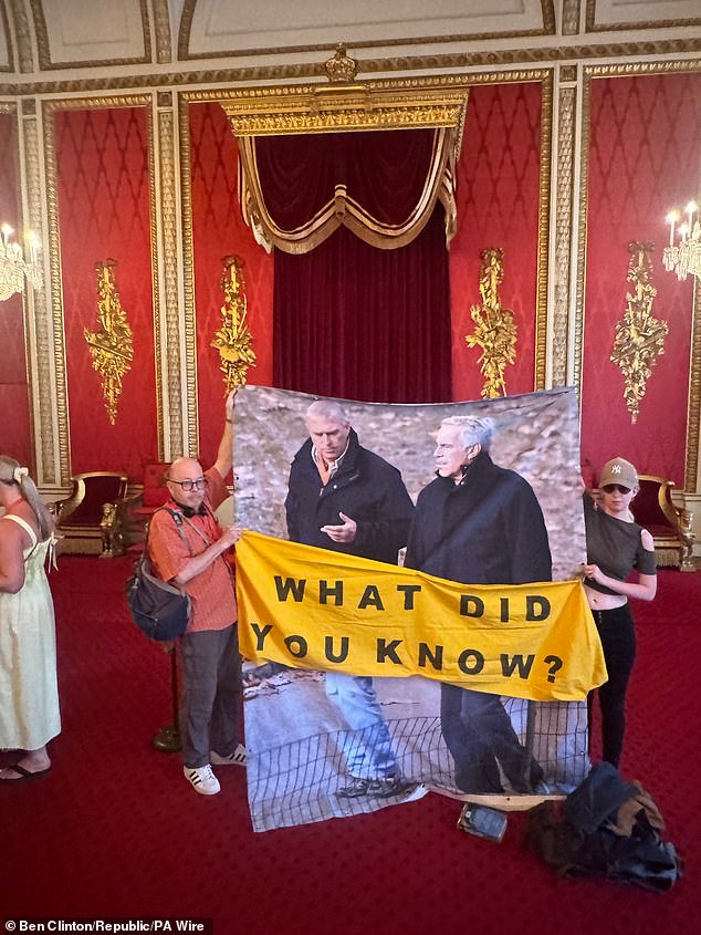 Manifestantes antimonarquia desfraldam a bandeira de Andrew e Epstein na sala do trono do Palácio de Buckingham