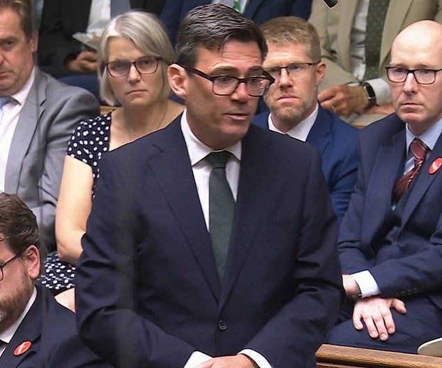 Andy Burnham encerra o ‘modo submarino’ para vir à tona na Câmara dos Comuns enquanto a espera do PM quebra o silêncio de três semanas e finalmente fala no Parlamento