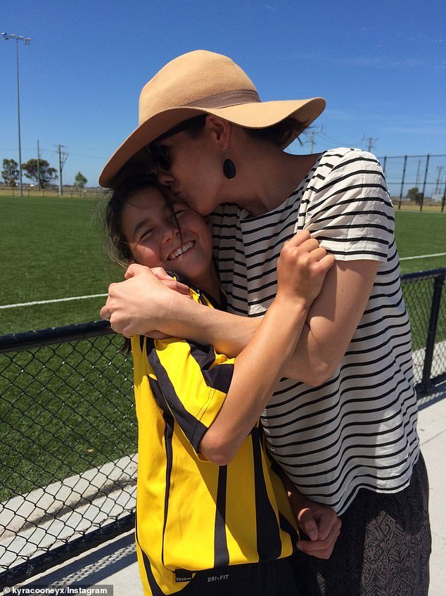 A estrela de Matildas, Kyra Cooney-Cross, revela que sua mãe morreu de câncer: ‘Meu maior medo aconteceu bem na minha frente’