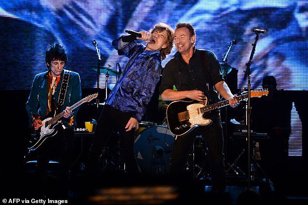 Os Rolling Stones alcançam o mesmo nível dos Beatles na conquista do primeiro lugar após lançar seu 15º álbum no topo das paradas
