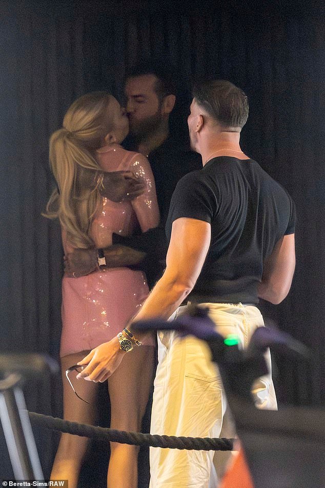 Os apaixonados Olivia Attwood e Pete Wicks compartilham um beijo ardente ao serem vistos pela primeira vez desde seu árduo romance