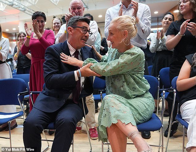 A esposa de Andy Burnham, Marie-Francia Van Heel, decidiu que é a primeira-dama privada da Grã-Bretanha – mas é provável que ‘se mantenha discreta uma vez no décimo lugar’