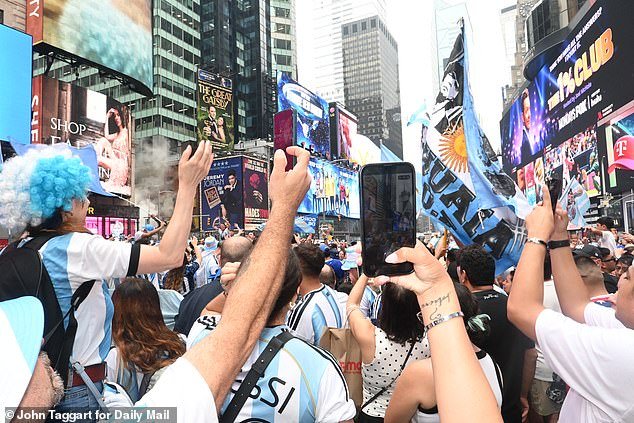 Torcedores argentinos criam cenas selvagens da Copa do Mundo enquanto milhares de pessoas tomam a Times Square em Nova York – apesar das enchentes