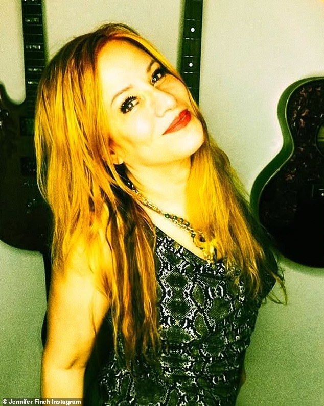 O ícone do grunge dos anos 90, Jennifer Finch, morreu aos 59 dias depois de tornar pública uma batalha ‘agressiva’ contra o câncer no cérebro