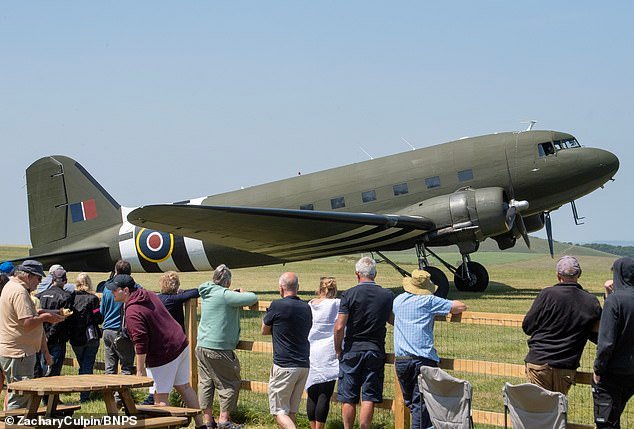 Guy Ritchie recebe autorização para construir Airbnbs em seu campo de aviação depois que vizinhos tentaram acusá-lo de ‘rastejar em um parque temático de aviação’
