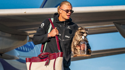 Assista: Erling Haaland chega em casa com ‘Raccoon’, quebra o silêncio sobre companheiro viral | Notícias de futebol