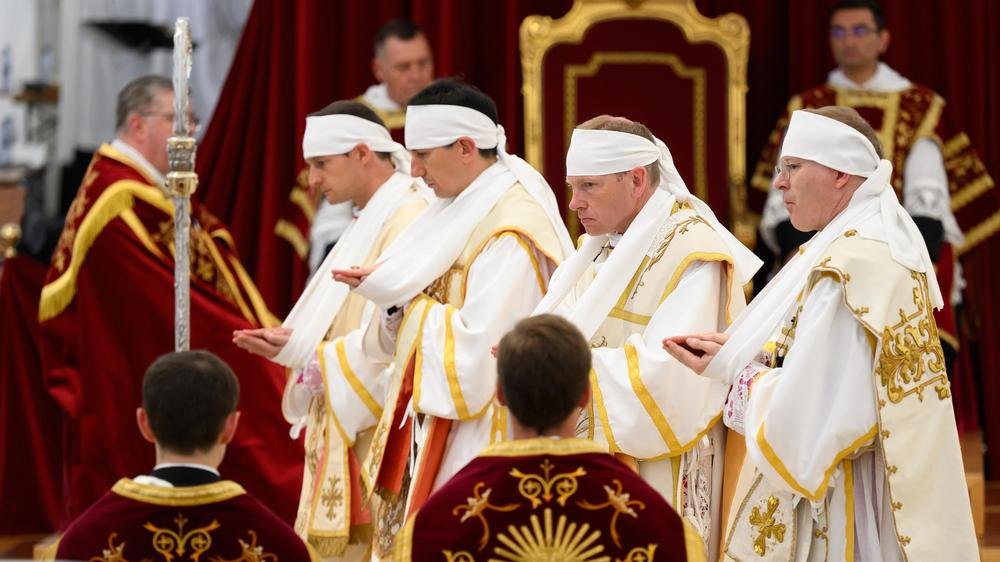 A Irmandade de Pio: rejeitada pelo Papa, celebrada pela extrema direita