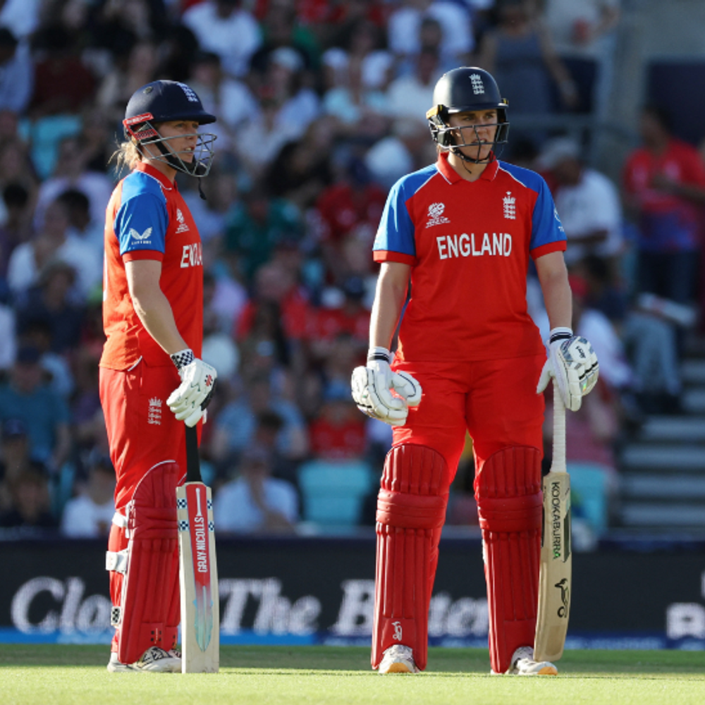 Inglaterra na final da Copa do Mundo Feminina T20: venceu a África do Sul por 40 corridas; 133 obras de parceria entre Brandt e Knight