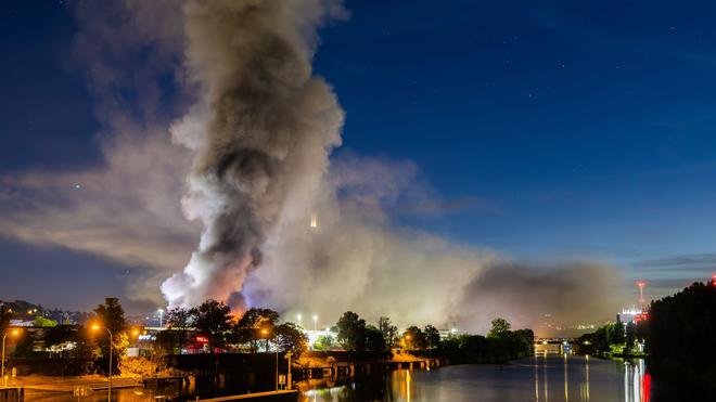 Operação de bombeiros em grande escala: incêndio no mercado atacadista de Stuttgart – acompanhamento