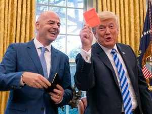 Campeão Mundial: “Poema Poliglota!” O técnico francês criticou Gianni Infantino e disse estar surpreso por ainda ser o presidente da Fifa.