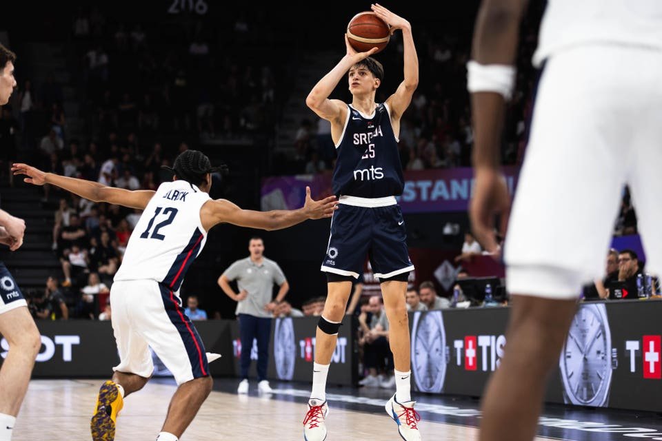 Nikola Kusturica, principal prospecto do draft da NBA para 2028, assina com a UCLA