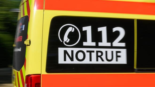 Acidente de trânsito em Stuttgart: Quatro feridos em acidente envolvendo três carros após manobra de ultrapassagem