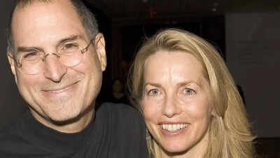 A viúva bilionária do cofundador da Apple, Steve Jobs, Laurene cresceu na classe média baixa, não tinha dinheiro para férias, mas agora passa os verões a bordo de seu super iate de US$ 120 milhões